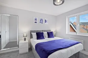 Spacious 3-Bed House with Parking and Garden - Image 2