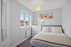 Spacious 3-Bed House with Parking and Garden - Image 3
