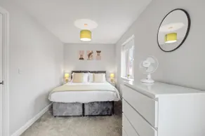 Spacious 3-Bed House with Parking and Garden - Image 4