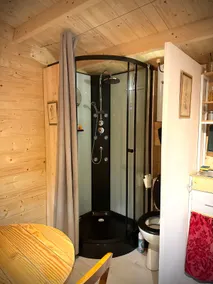 Cozy cabin on wheels - Image 5