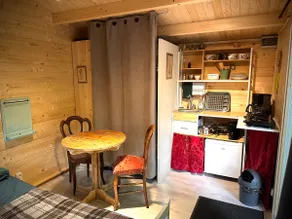 Cozy cabin on wheels - Image 3