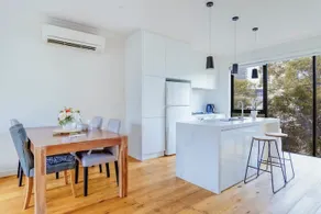 Comfortable Port Melbourne Accommodation | 3 Bedrooms 3 Bathrooms Townhouse + Free Parking - Image 4