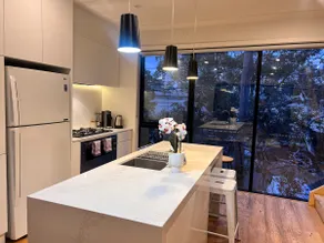 Comfortable Port Melbourne Accommodation | 3 Bedrooms 3 Bathrooms Townhouse + Free Parking - Image 5