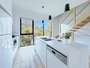 Comfortable Port Melbourne Accommodation | 3 Bedrooms 3 Bathrooms Townhouse + Free Parking - Image 2