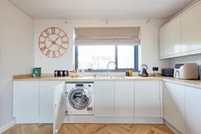Luxury Apartment- Beach 10mins - Image 3