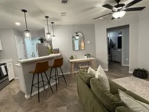 Northside Retreat- 4 miles from Airport- off Hwy-A - Image 3