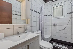 Bright & Cozy Minimal Flat - Image 4