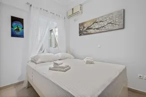 Bright & Cozy Minimal Flat - Image 3