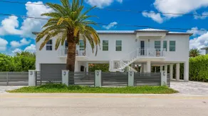 Sunshine Getaway in Kcb Luxury Pool Home, 3BR · 3 - Image 3