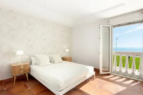 Quiet, family-friendly oceanfront house. Pool. - Image 2