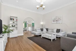 Lovely Villa on the Border of Prospect - Image 2
