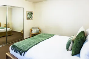 Penny 2BR Stylish Brunswick Stay with Parking - Image 2