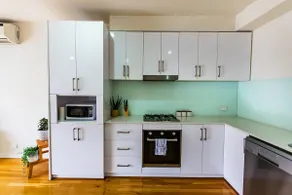 Penny 2BR Stylish Brunswick Stay with Parking - Image 3