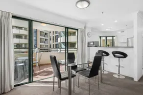 Stylish Braddon Retreat 2Bedroom with Free Parking - Image 3