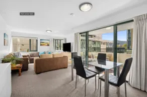 Stylish Braddon Retreat 2Bedroom with Free Parking - Image 2
