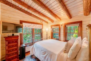 Creekside Fairytale Cabin Near Ferries to Seattle - Image 5