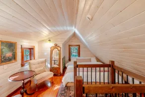 Creekside Fairytale Cabin Near Ferries to Seattle - Image 4