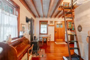 Creekside Fairytale Cabin Near Ferries to Seattle - Image 3