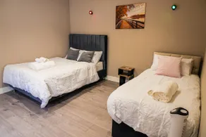 Quiet 1 Bedroom Flat with Secure Parking - Image 2