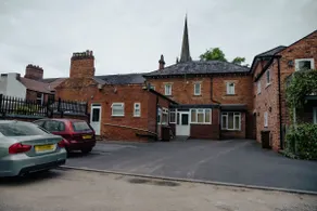 Quiet 1 Bedroom Flat with Secure Parking - Image 4