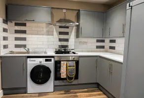 Quiet 1 Bedroom Flat with Secure Parking - Image 3