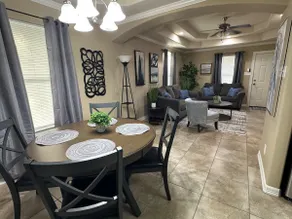 Cozy 2 Bedroom Apartment - Image 4