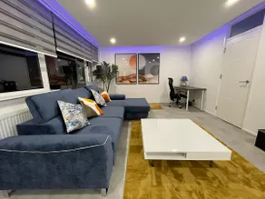 Guildford Town Centre Apartment With 55”TV Netflix - Image 4