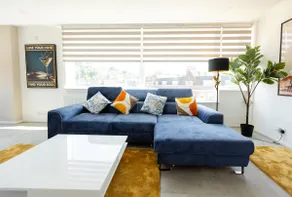 Guildford Town Centre Apartment With 55”TV Netflix - Image 2