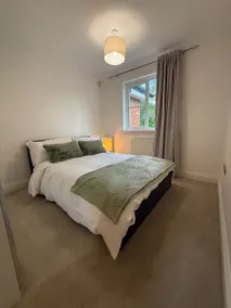 Cosy 2 bed Flat Woking 30 min via Train to London - Image 4