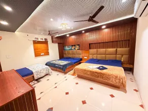 AC Deluxe Family Room near Mahakal Temple (900mtr) - Image 3