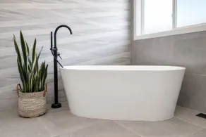 New Designer Luxury Home | Free Parking - Image 3