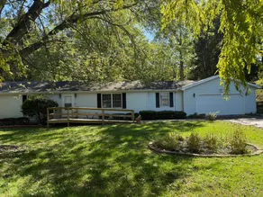 Lakefront Family Cottage w/Game Room - Image 2
