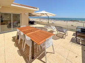 Fisherman's house: on the beach - Image 2