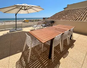 Fisherman's house: on the beach - Image 3