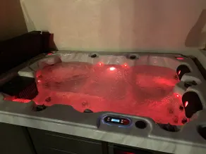 Suite with private hot tub - Image 4
