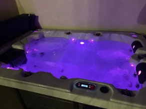 Suite with private hot tub - Image 5
