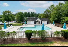 Convenient Charming Townhouse - Image 4