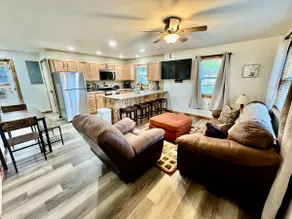 Drew’s Delight - Modern, Comfortable & No Stairs! - Image 2