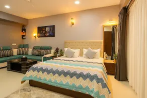 Room w/Pool & BTub,Airport & CC2 - Image 3