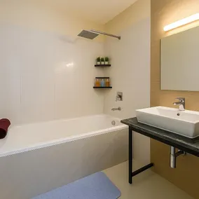 Room w/Pool & BTub,Airport & CC2 - Image 2