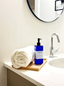 Entire Suite｜AC｜2Queen Bed｜Laundry｜Free St parking - Image 5