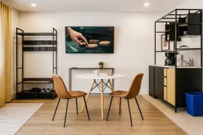Entire Suite｜AC｜2Queen Bed｜Laundry｜Free St parking - Image 2