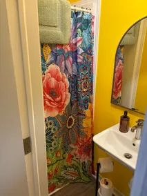 Colourful Cozy DT Dartmouth Apt - Image 5