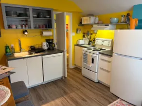 Colourful Cozy DT Dartmouth Apt - Image 3