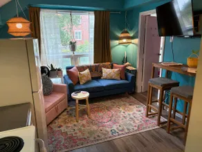 Colourful Cozy DT Dartmouth Apt - Image 2