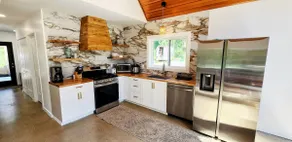 Private Luxury Cabin, HOT TUB, 3 BEDS - Image 3