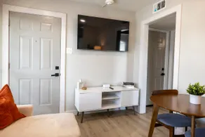 Modern Midtown 1BR – Pet-Friendly & Bright - Image 2