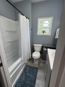 2‑BR Apt. Near Uptown w/ Wi-Fi - Image 4