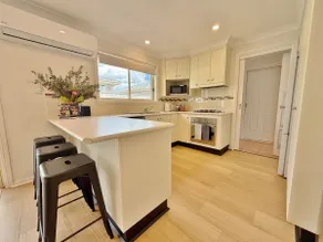Stylish & Central 2-Bed Unit - Image 4