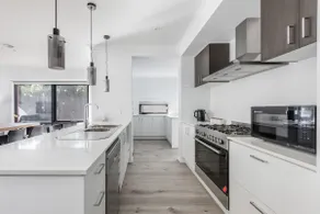 Modern Comfort in Avondale Heights Family Home - Image 4